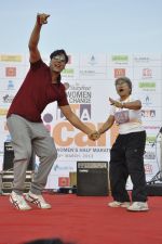 Akshay Kumar at DNA Women_s Half Marathon in Mumbai on 10th March 2013 (37).JPG